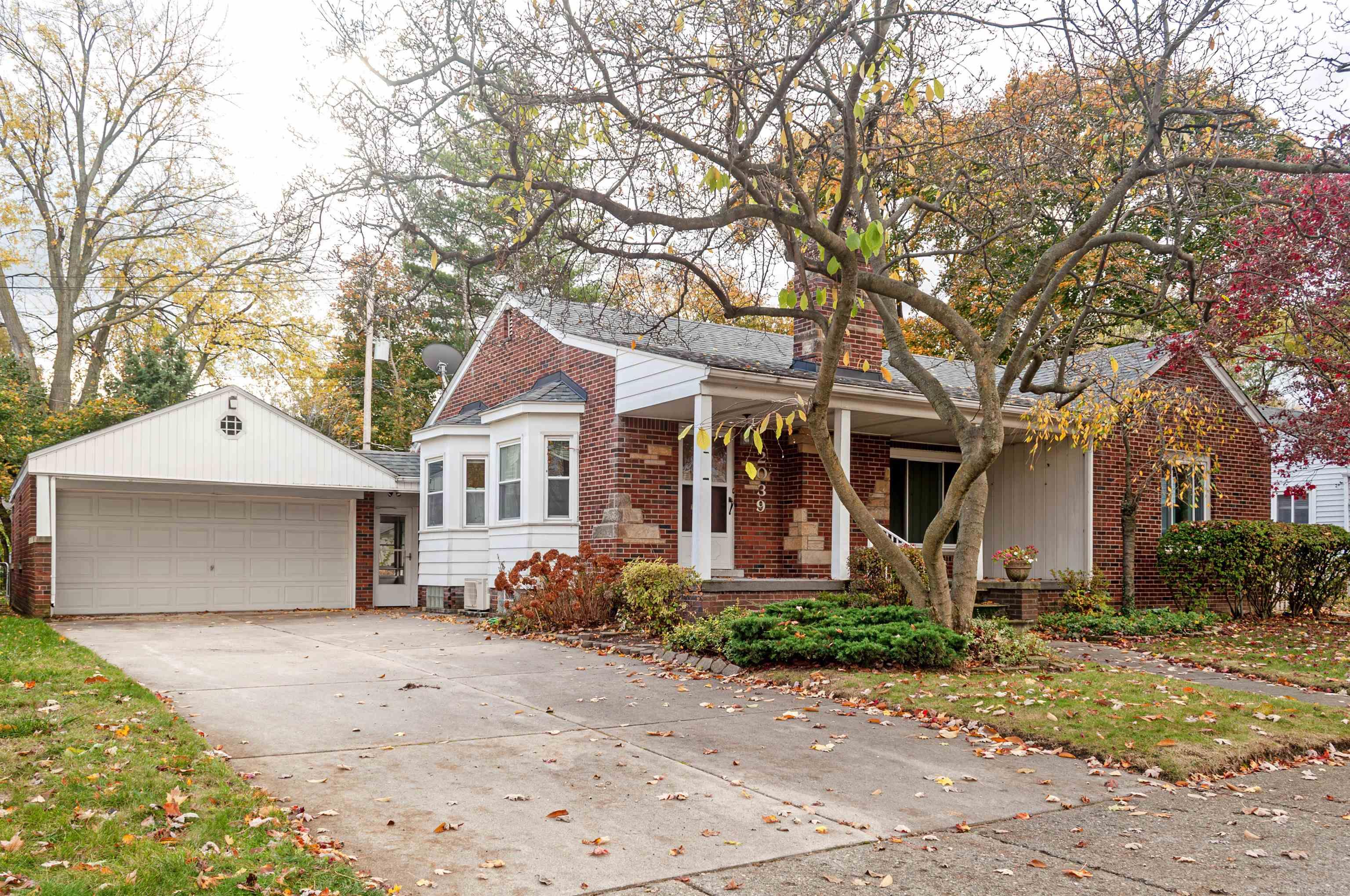 2039 Hampton Road Grosse Pointe Woods, MI 48236 - Photo 2 of 31