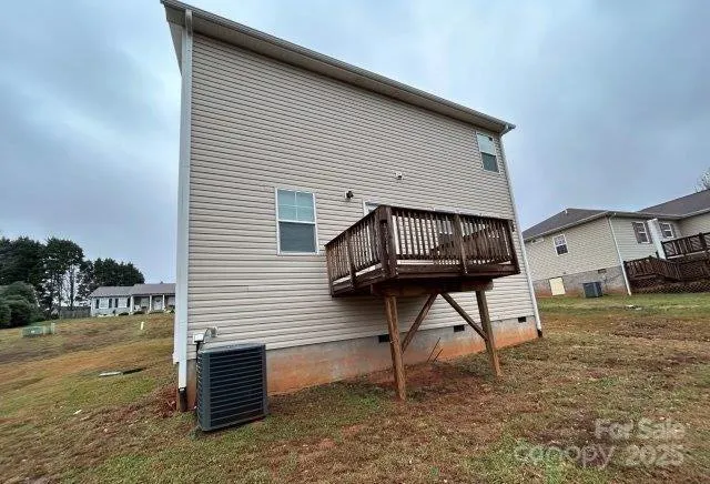 a view of house and yard