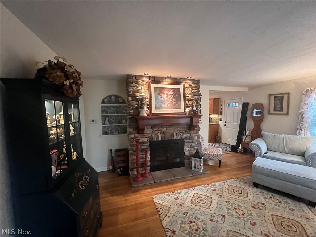 164 Perry Drive Northwest Canton, OH 44708 - Photo 2 of 33 Beautiful Living Room