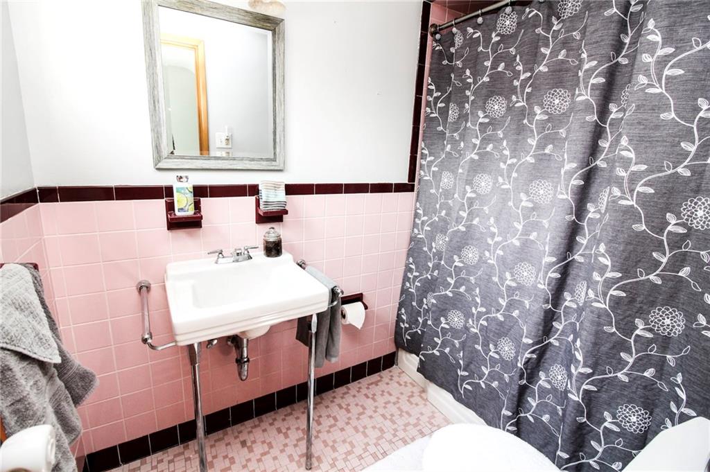 5269 West Windhaven Road Pittsburgh, PA 15205 - Photo 10 of 18 Upstairs bath