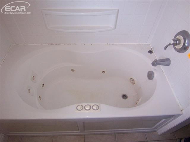 343 Holland Road Flushing, MI 48433 - Photo 13 of 25 21413529-12.JPG