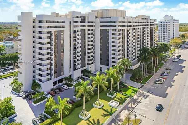 $3,900 | 600 Biltmore Way, Unit 1210, Coral Gables, FL 33134