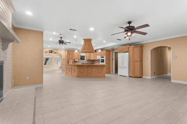 a view of a livingroom with furniture and a ceiling fan