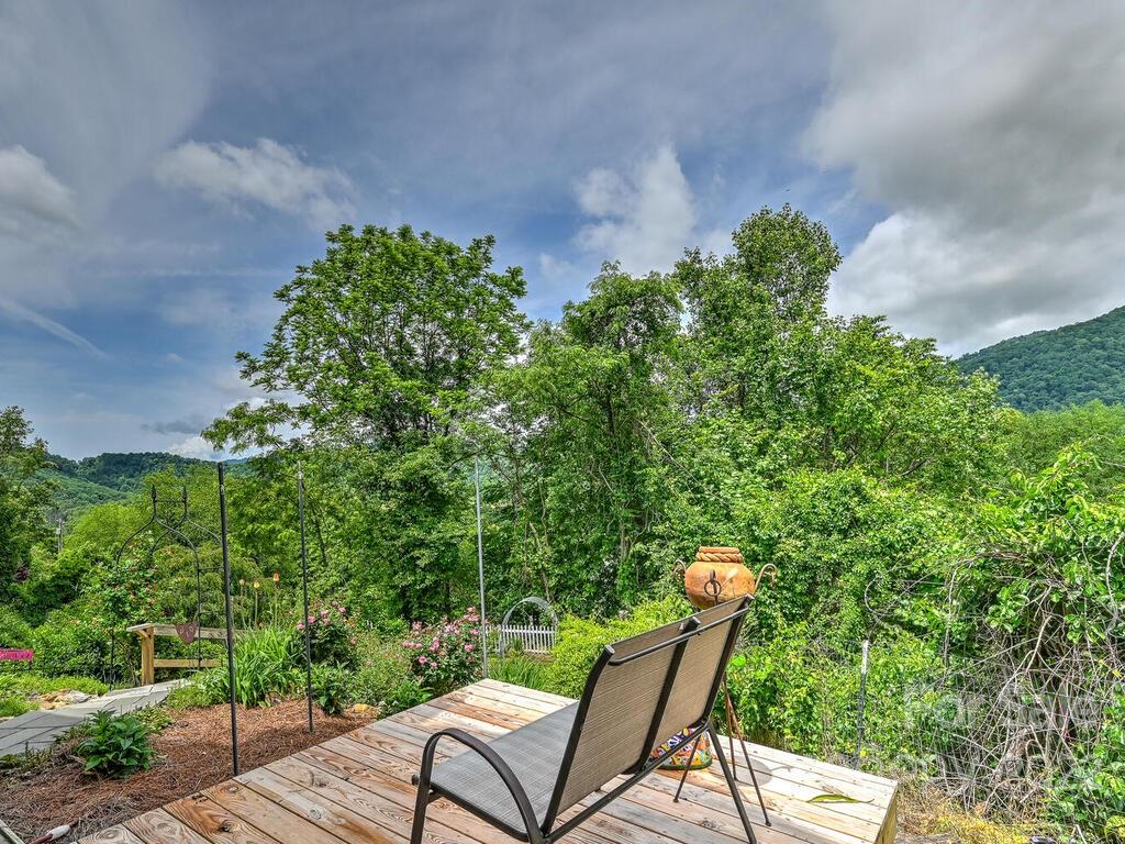 15 Raccoon Point, Unit 7 Canton, NC 28716 - Photo 29 of 39 a view of a chairs and table in the backyard