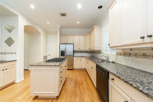 $3,200 | 6318 Elm Court, Bellaire, TX 77401