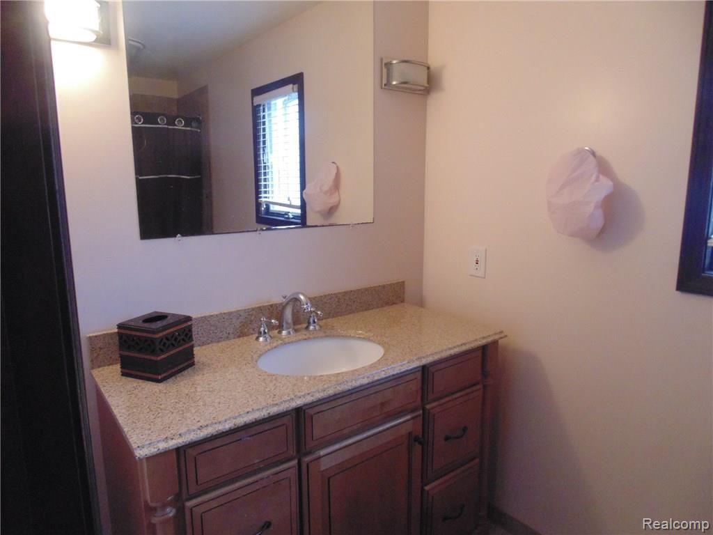 3909 Terrybrook Road West Bloomfield, MI 48322 - Photo 24 of 32 DSC03281.JPG