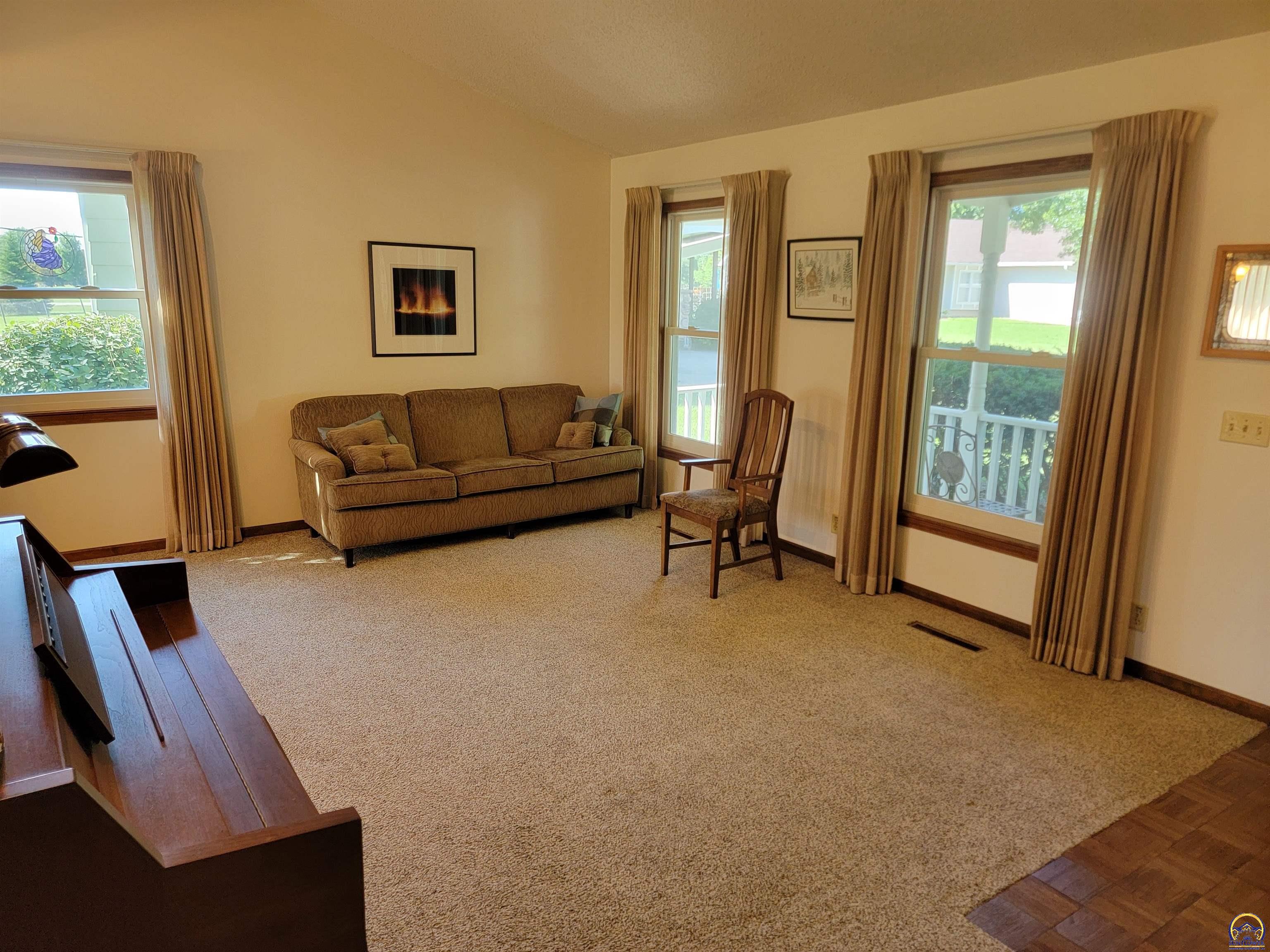 2002 Schaeffer Way Emporia, KS 66801 - Photo 5 of 28