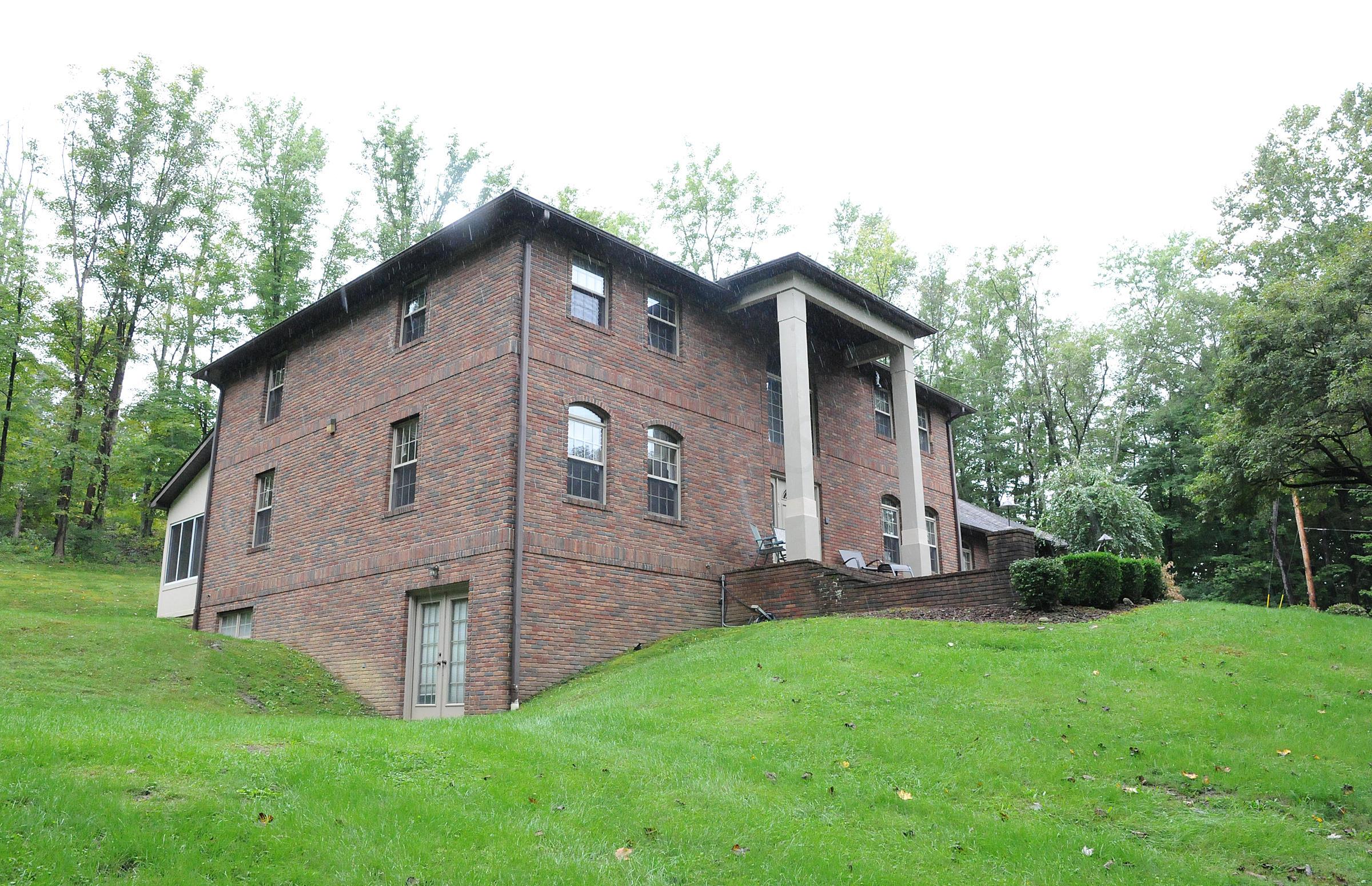 8800 Clinton Road Cambridge, OH 43725 - Photo 3 of 63