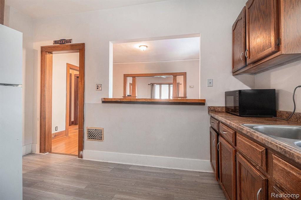 18608 Farmington Road Livonia, MI 48152 - Photo 10 of 27