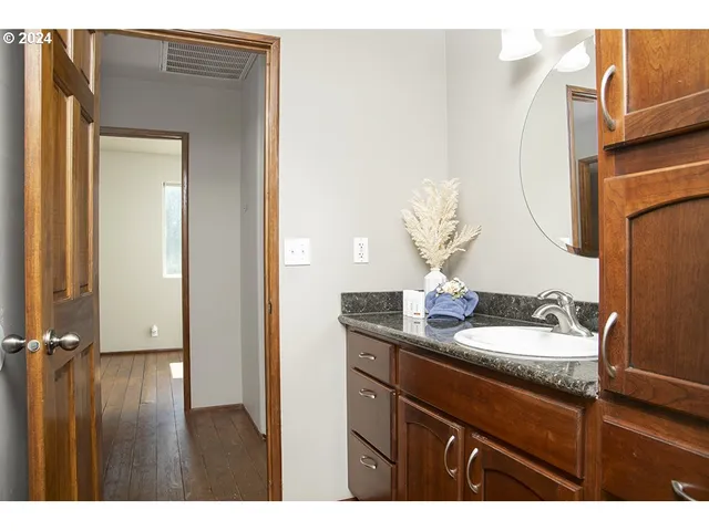 $375,000 | 1285 North Frontage Road, Wolf Creek, OR 97497