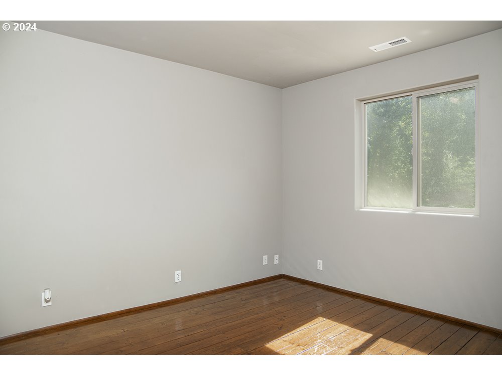 1285 North Frontage Road Wolf Creek, OR 97497 - Photo 14 of 39