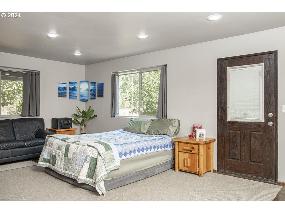 1285 North Frontage Road Wolf Creek, OR 97497 - Photo 19 of 39