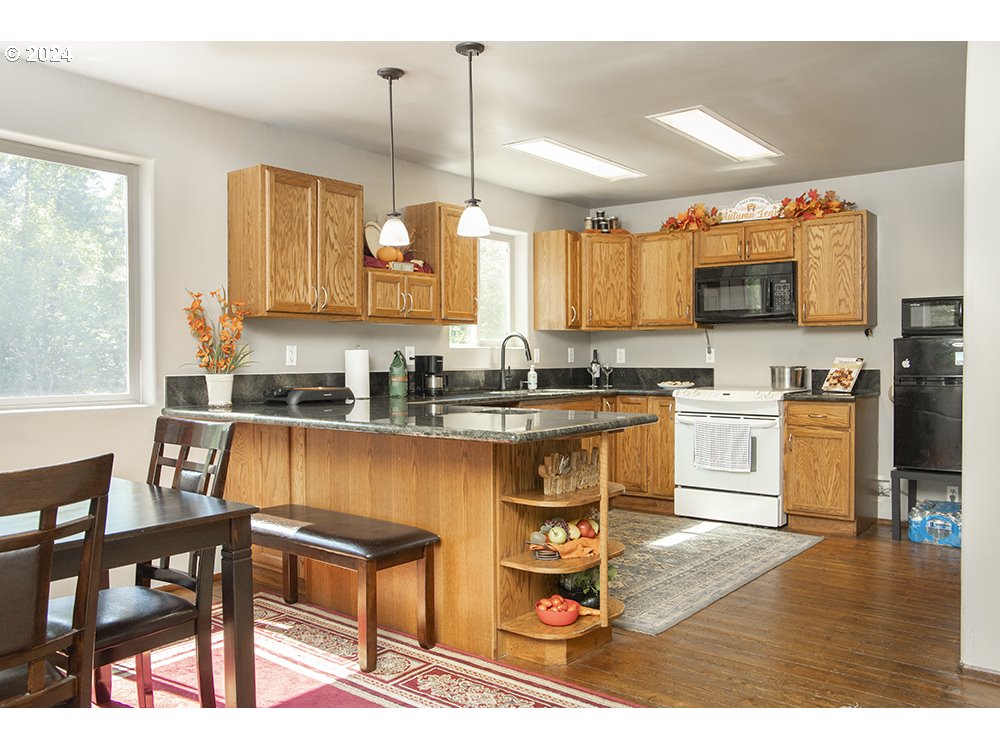 1285 North Frontage Road Wolf Creek, OR 97497 - Photo 4 of 39