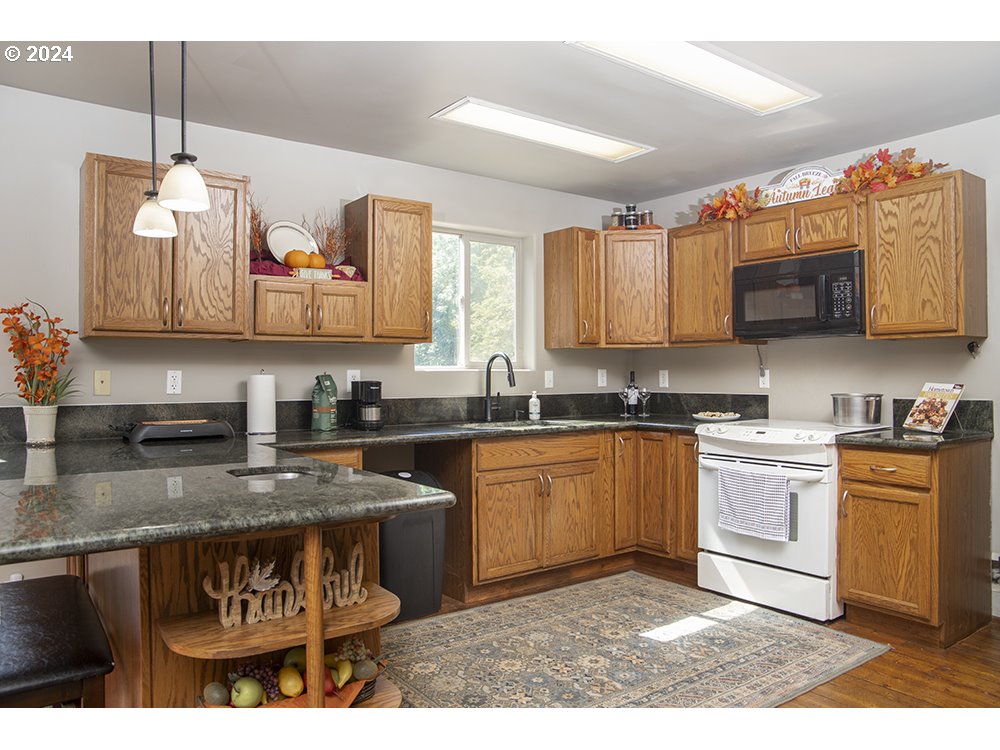 1285 North Frontage Road Wolf Creek, OR 97497 - Photo 5 of 39