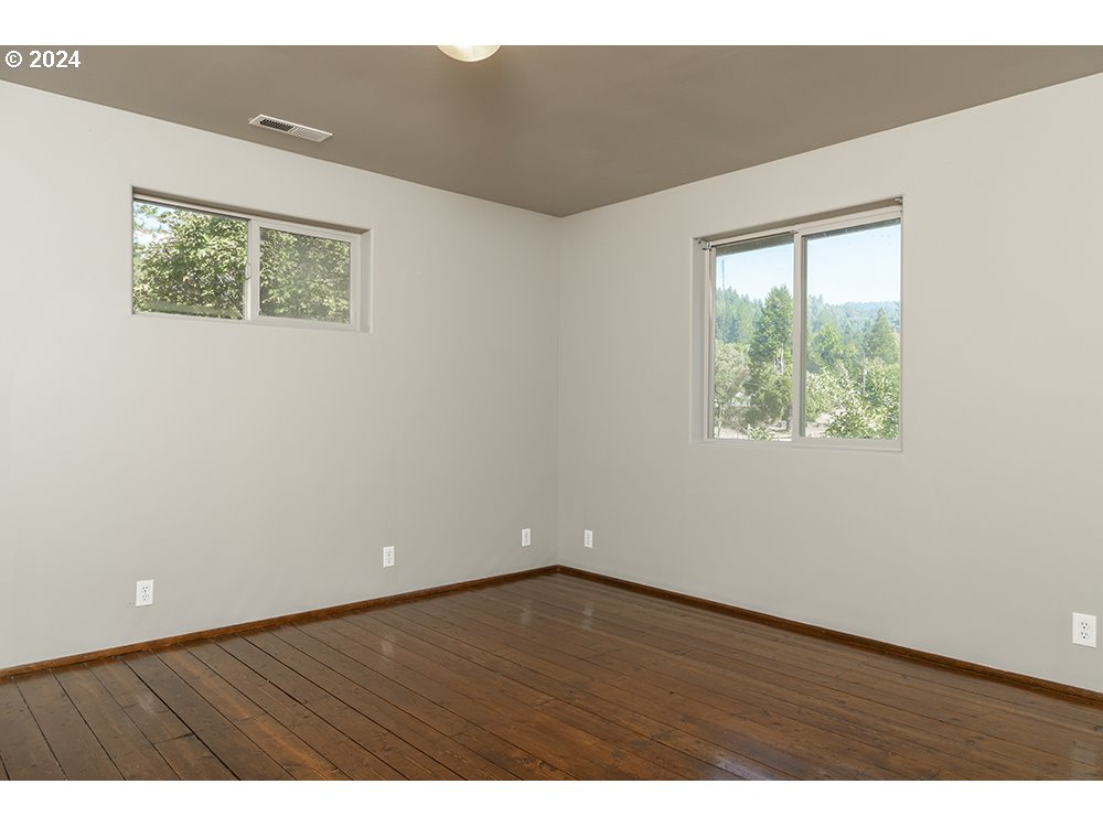 1285 North Frontage Road Wolf Creek, OR 97497 - Photo 10 of 39