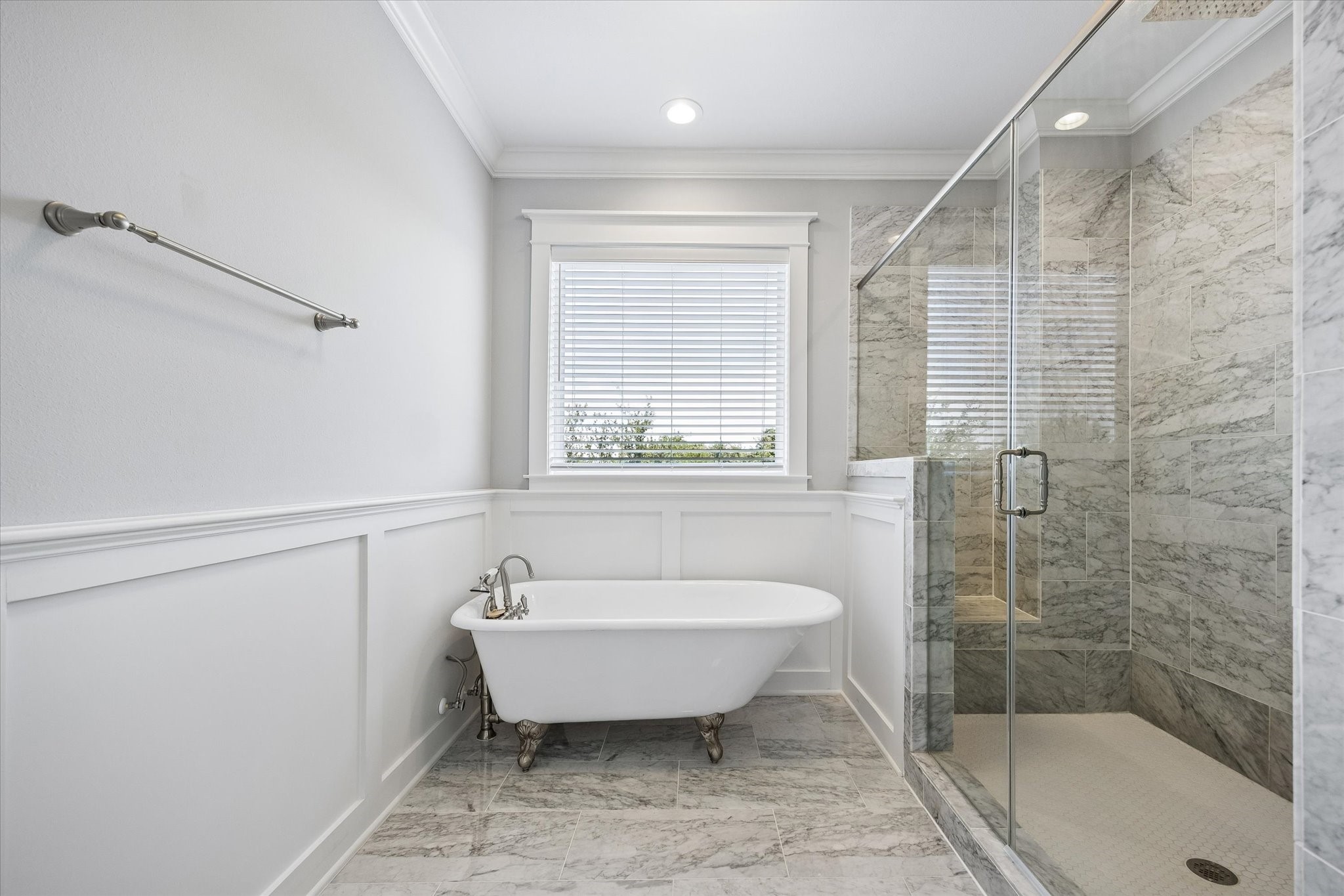 415 West 16th Street, Unit D Houston, TX 77008 - Photo 29 of 41 Primary bathroom