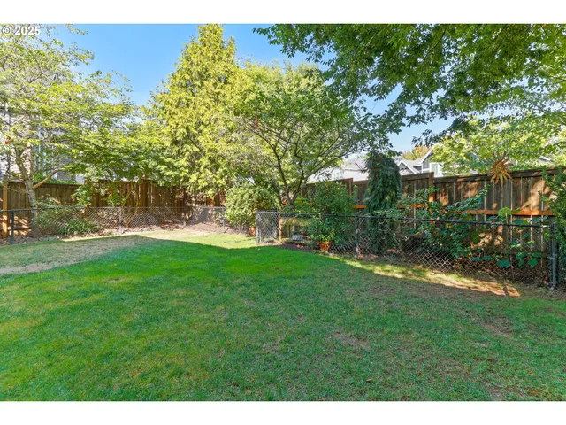 a view of yard with green space