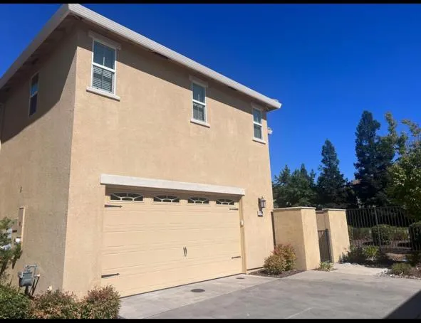 a view of a house with backyard