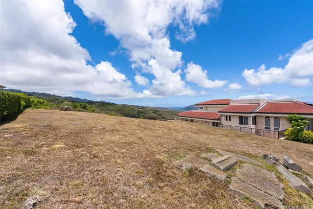 a view of residential houses with sky view