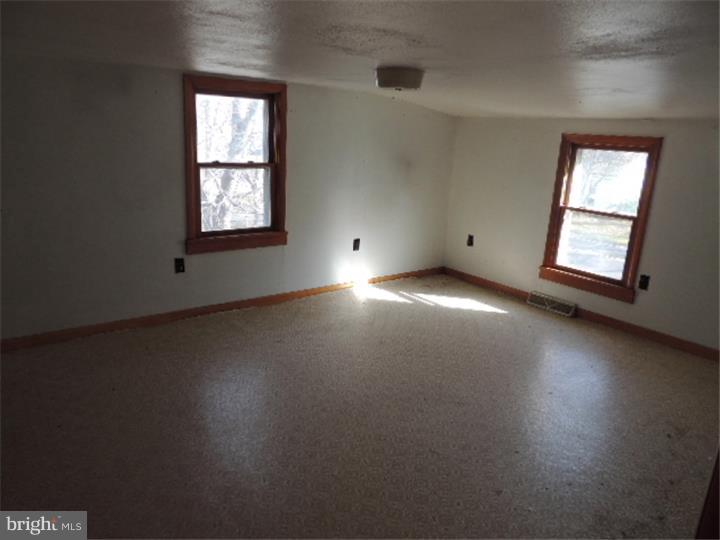 2381 White Oak Road Dover, DE 19901 - Photo 4 of 14 Living Room