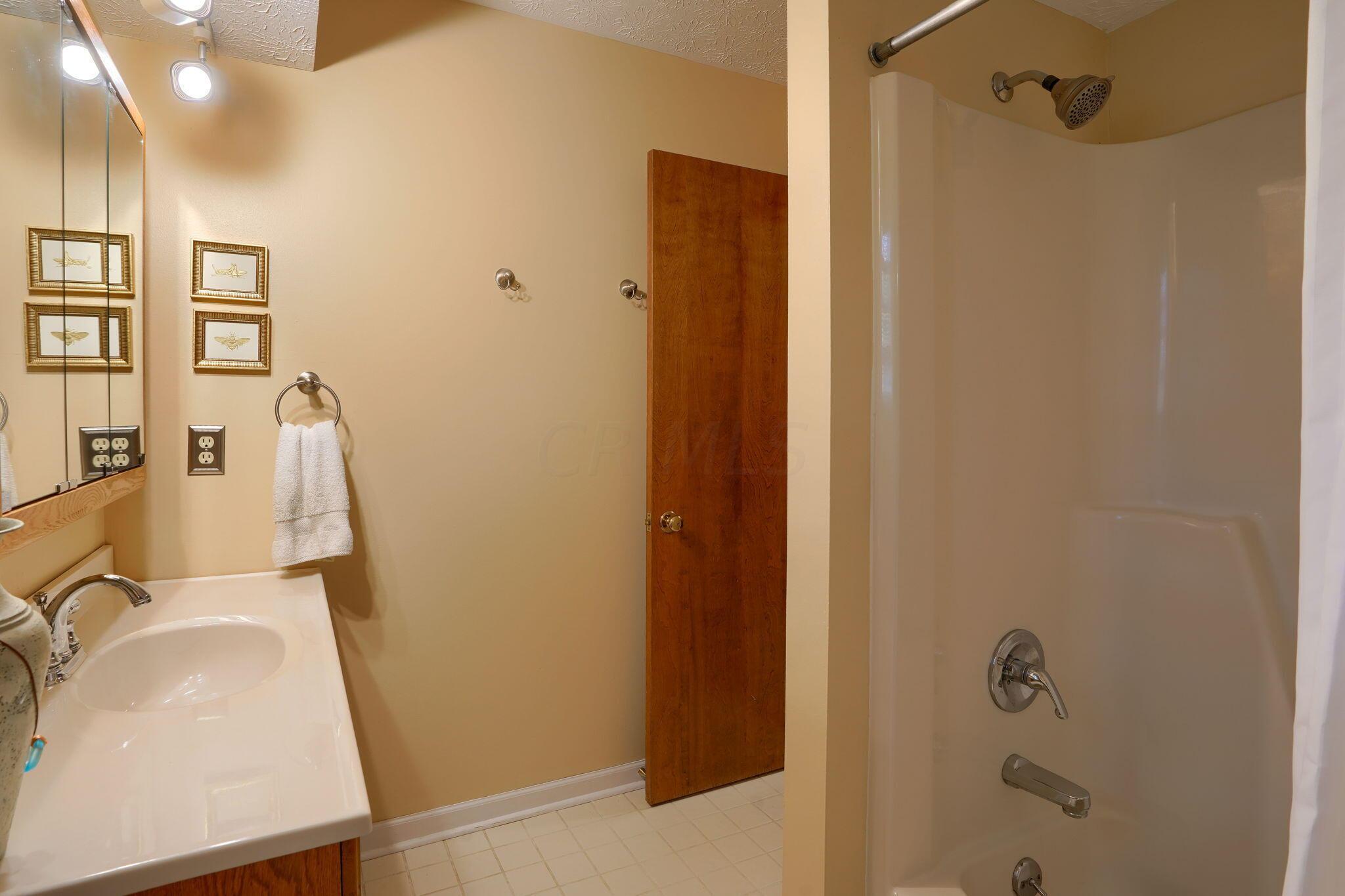 7770 Sanbrooke Road Dublin, OH 43016 - Photo 31 of 47 2nd Full Bathroom