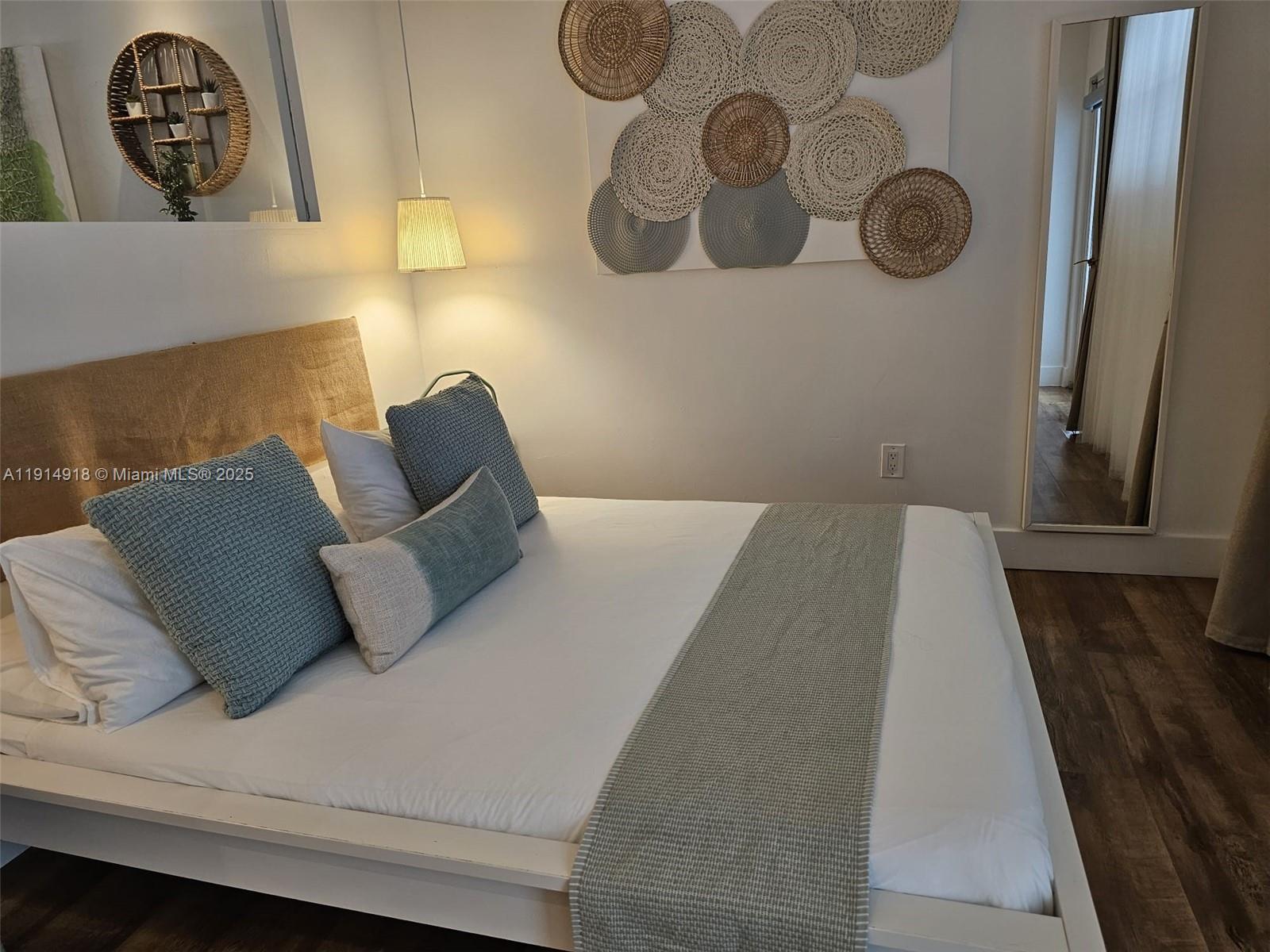 751 Collins Avenue, Unit 3 Miami Beach, FL 33139 - Photo 5 of 35 a bedroom with a bed and painting on the wall