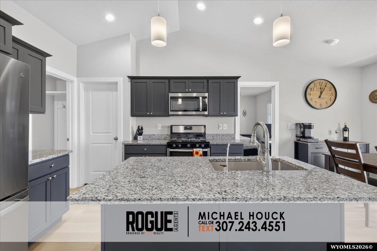 6946 Rogue River Road Casper, WY 82604 - Photo 10 of 38