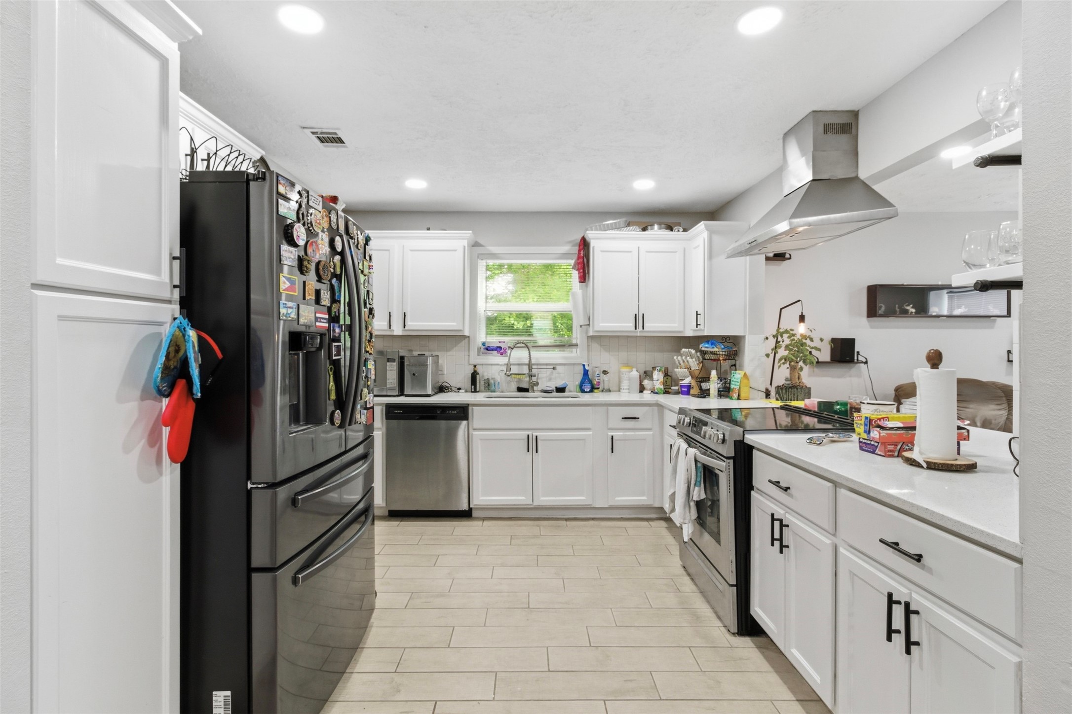 306 Center Street Pasadena, TX 77506 - Photo 12 of 31 a kitchen with refrigerator and cabinets
