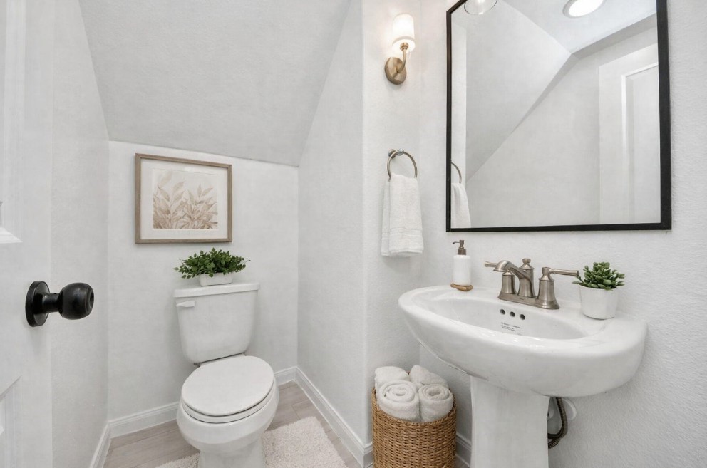 8653 Sunderland Road Houston, TX 77028 - Photo 4 of 14 a bathroom with a toilet sink and mirror