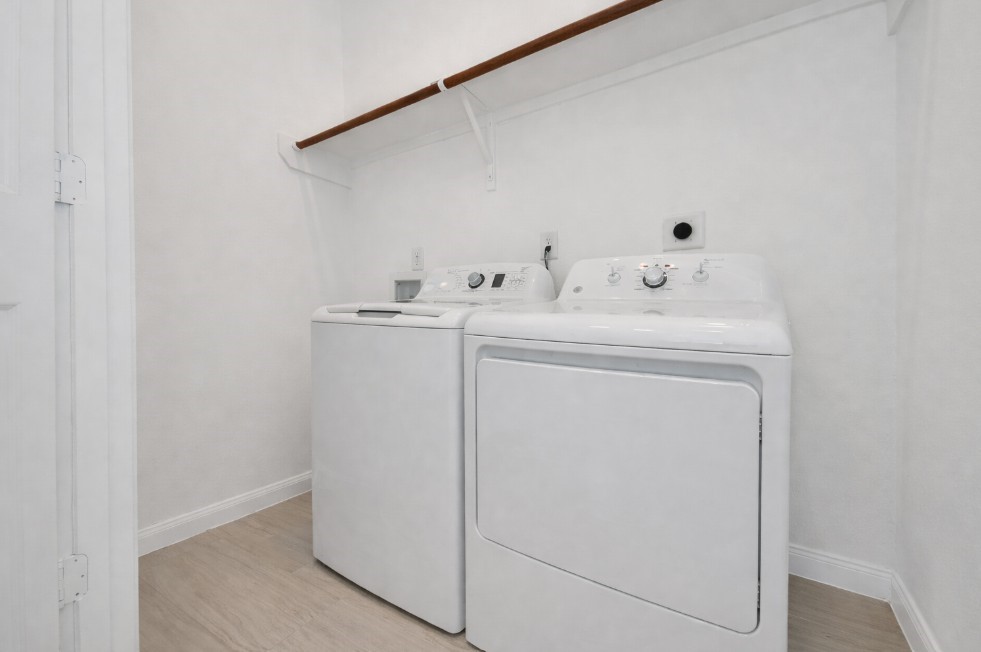 8653 Sunderland Road Houston, TX 77028 - Photo 10 of 14 a utility room with dryer and washer