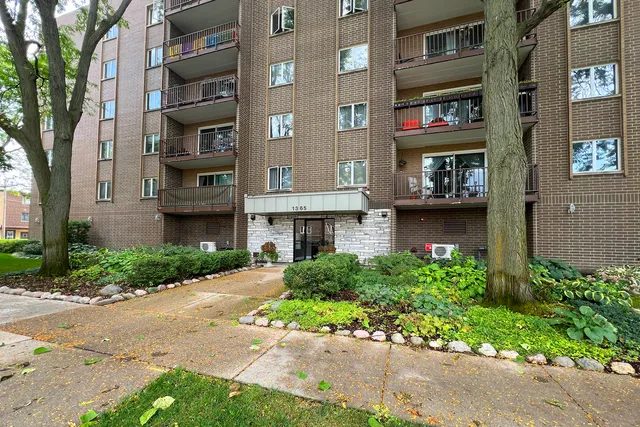 $279,900 | 1365 Ashland Avenue, Unit 302, Des Plaines, IL 60016