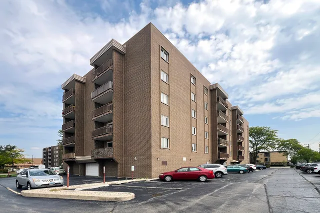 $279,900 | 1365 Ashland Avenue, Unit 302, Des Plaines, IL 60016