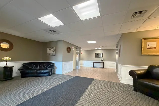 $279,900 | 1365 Ashland Avenue, Unit 302, Des Plaines, IL 60016