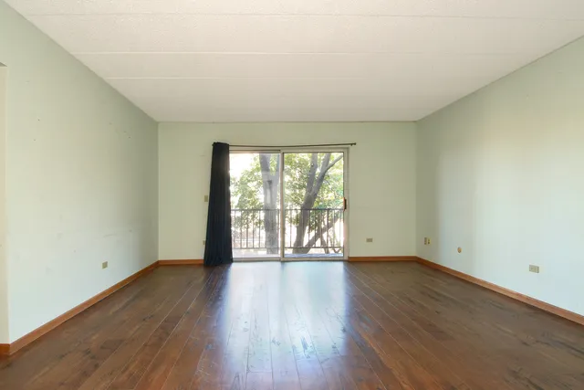 $279,900 | 1365 Ashland Avenue, Unit 302, Des Plaines, IL 60016