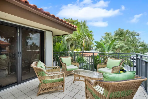 $749,500 | 1001 West Ocean Drive, Unit 2201, Key Colony Beach, FL 33051