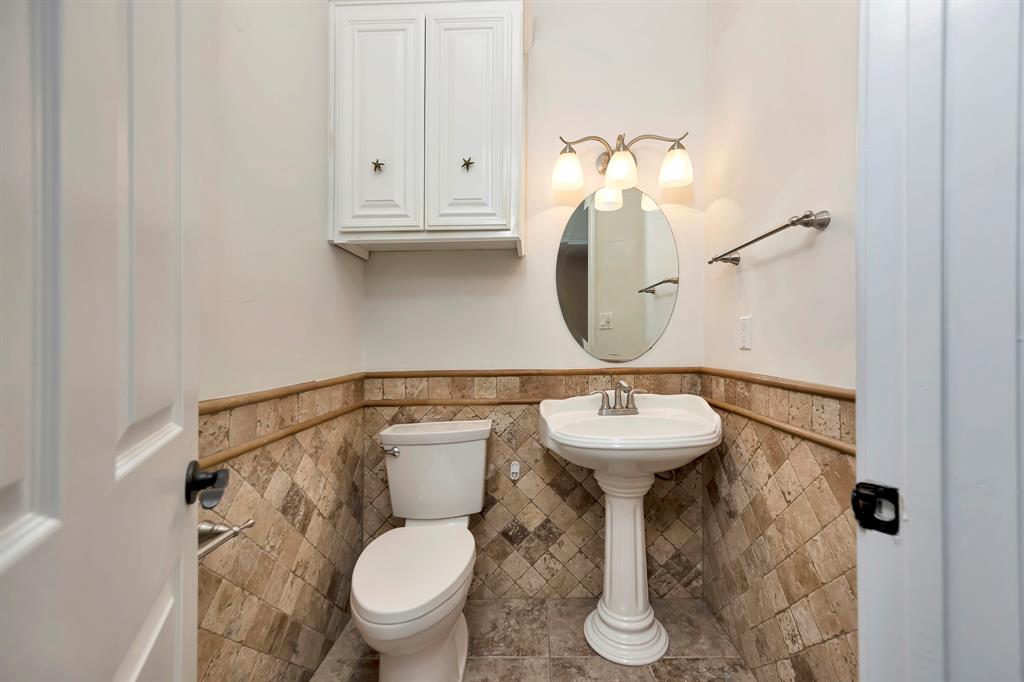 5520 White Settlement Road Weatherford, TX 76087 - Photo 14 of 40 a bathroom with a toilet sink and mirror