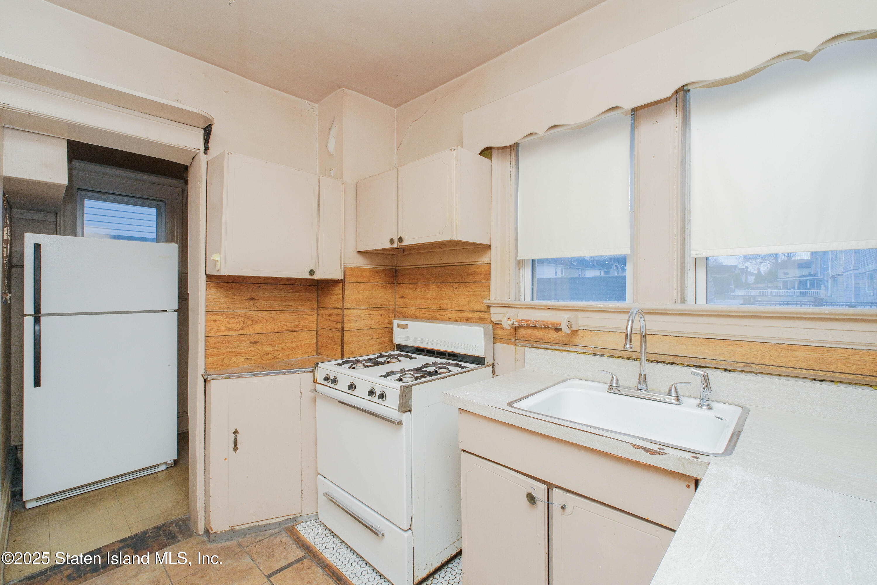 458 Watchogue Road Staten Island, NY 10314 - Photo 20 of 40 .
