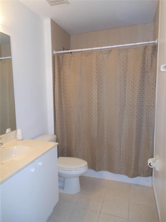 6366 Landings Way, Unit 6366 Tamarac, FL 33321 - Photo 11 of 19 a bathroom with a shower curtain