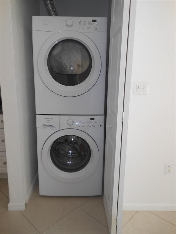 6366 Landings Way, Unit 6366 Tamarac, FL 33321 - Photo 4 of 19 a utility room with dryer and washer