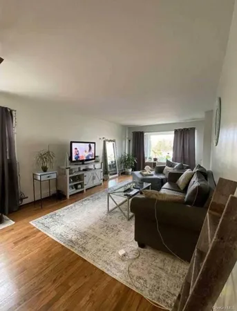 $4,000 | 552 East Walnut Street, Unit LOWR, Long Beach, NY 11561