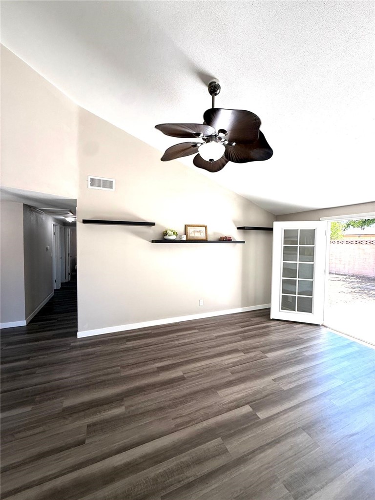 44251 Raysack Avenue Lancaster, CA 93535 - Photo 4 of 24 Living room