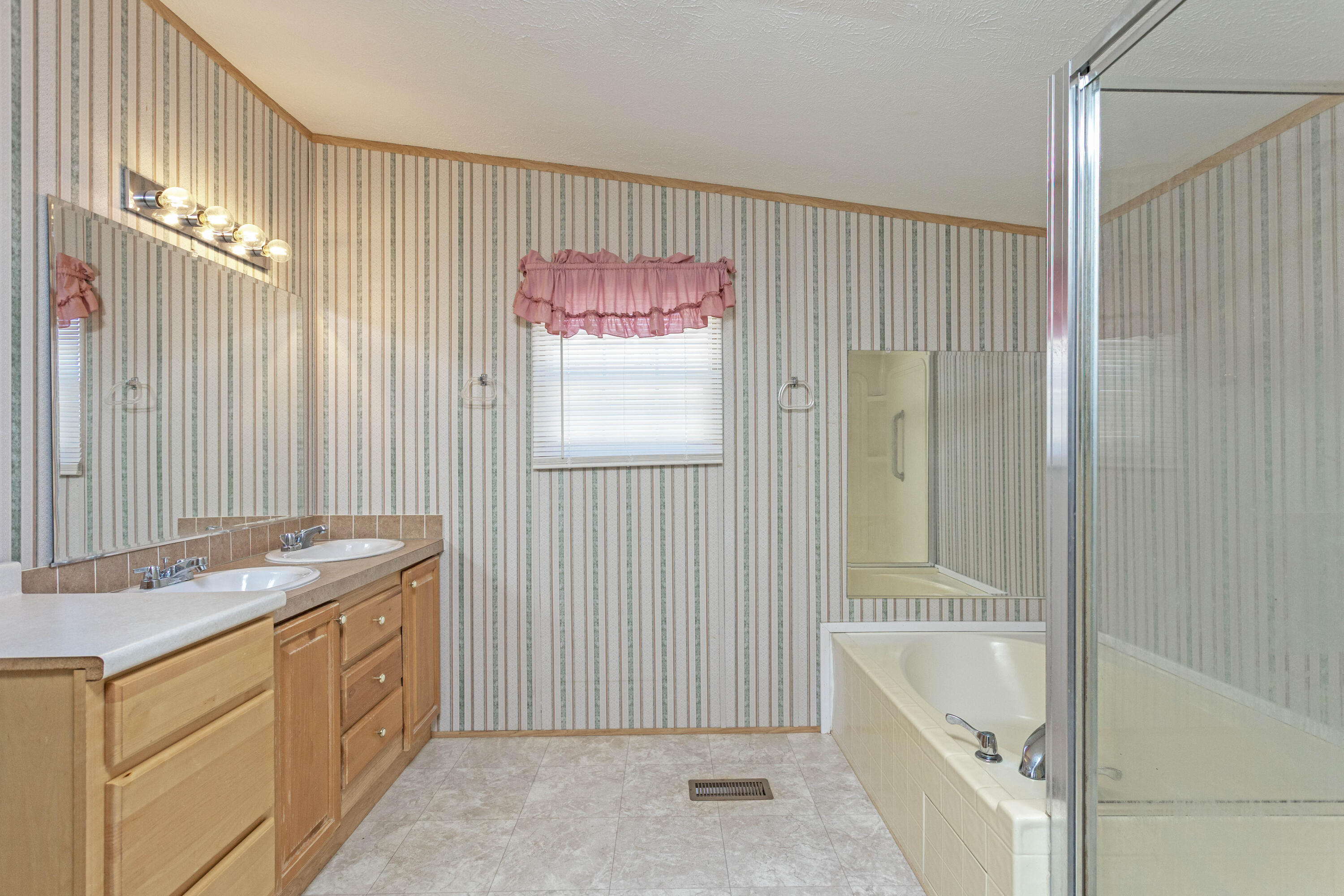 685 Rigsby Road Dayton, TN 37321 - Photo 23 of 53 Primary Bath