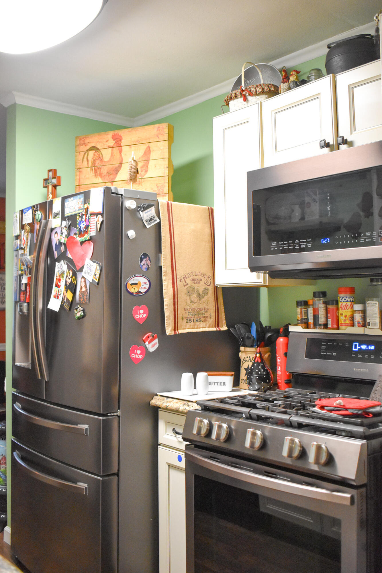 29 Hi Tor E Road Freeland, PA 18224 - Photo 14 of 28 a kitchen with stainless steel appliances granite countertop a stove and a refrigerator
