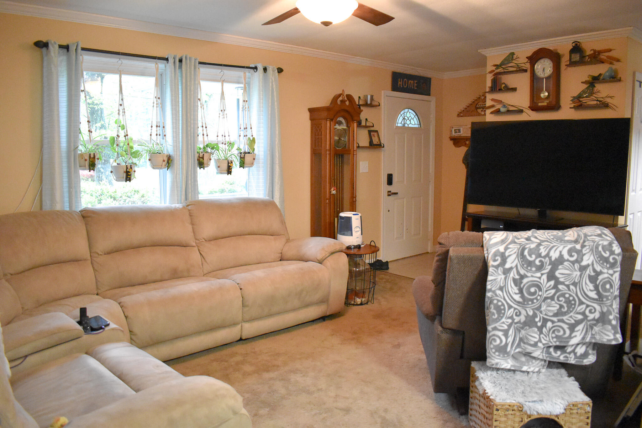 29 Hi Tor E Road Freeland, PA 18224 - Photo 16 of 28 a living room with furniture and a flat screen tv