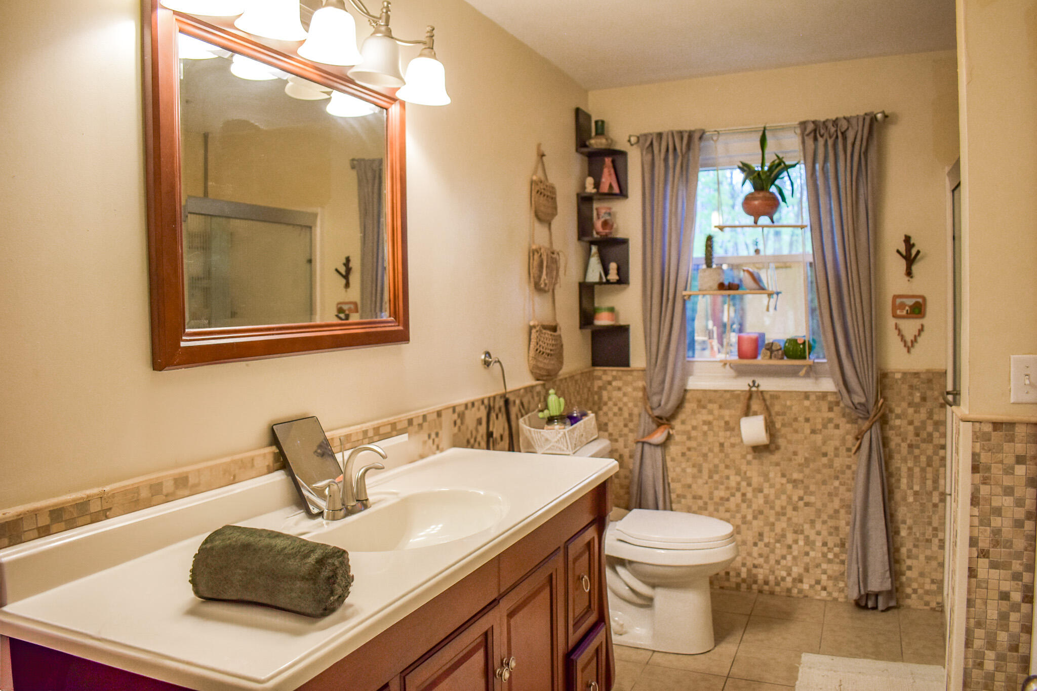 29 Hi Tor E Road Freeland, PA 18224 - Photo 17 of 28 a bathroom with a granite countertop sink a toilet and shower