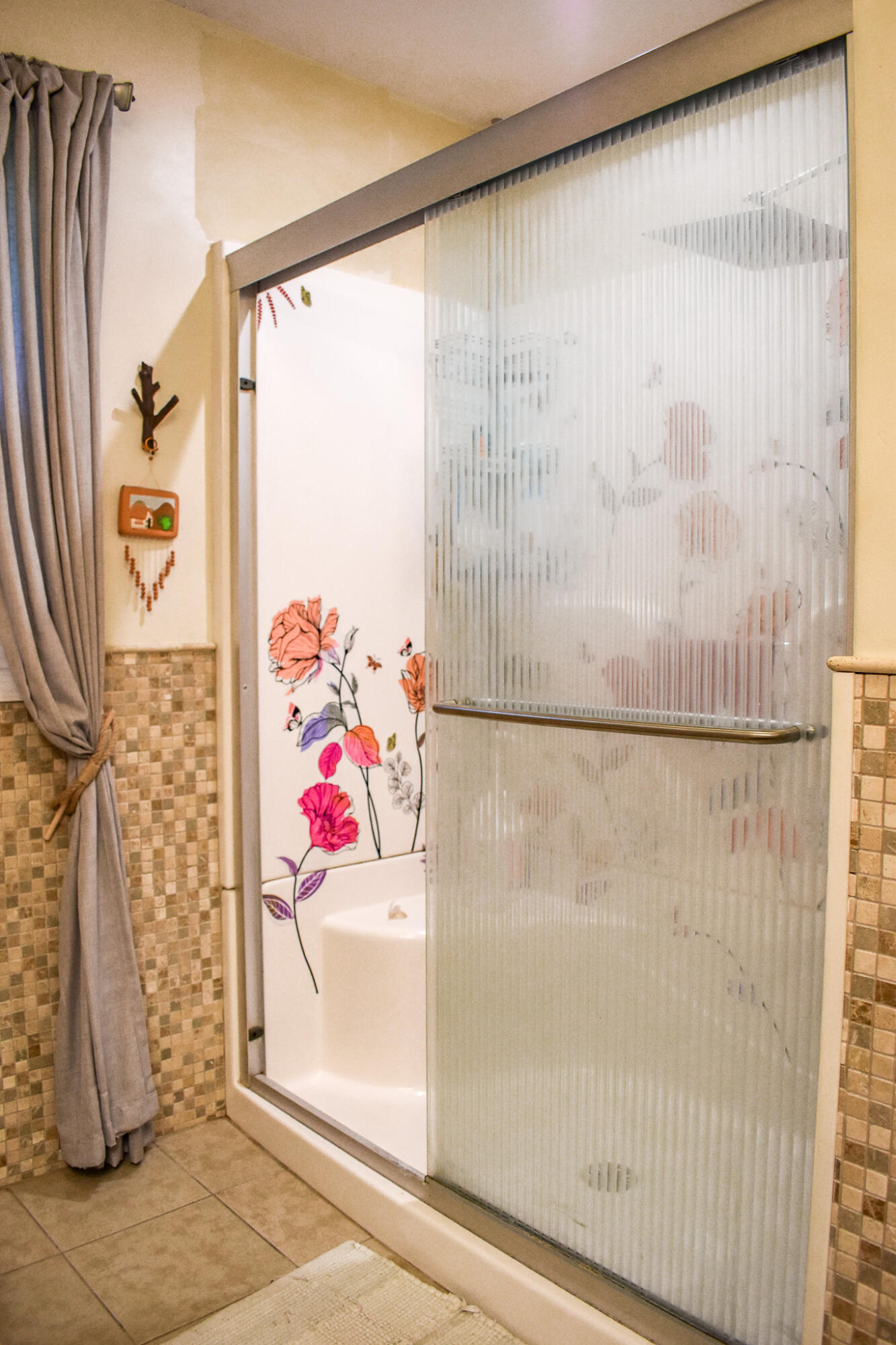 29 Hi Tor E Road Freeland, PA 18224 - Photo 19 of 28 a bathroom with a shower