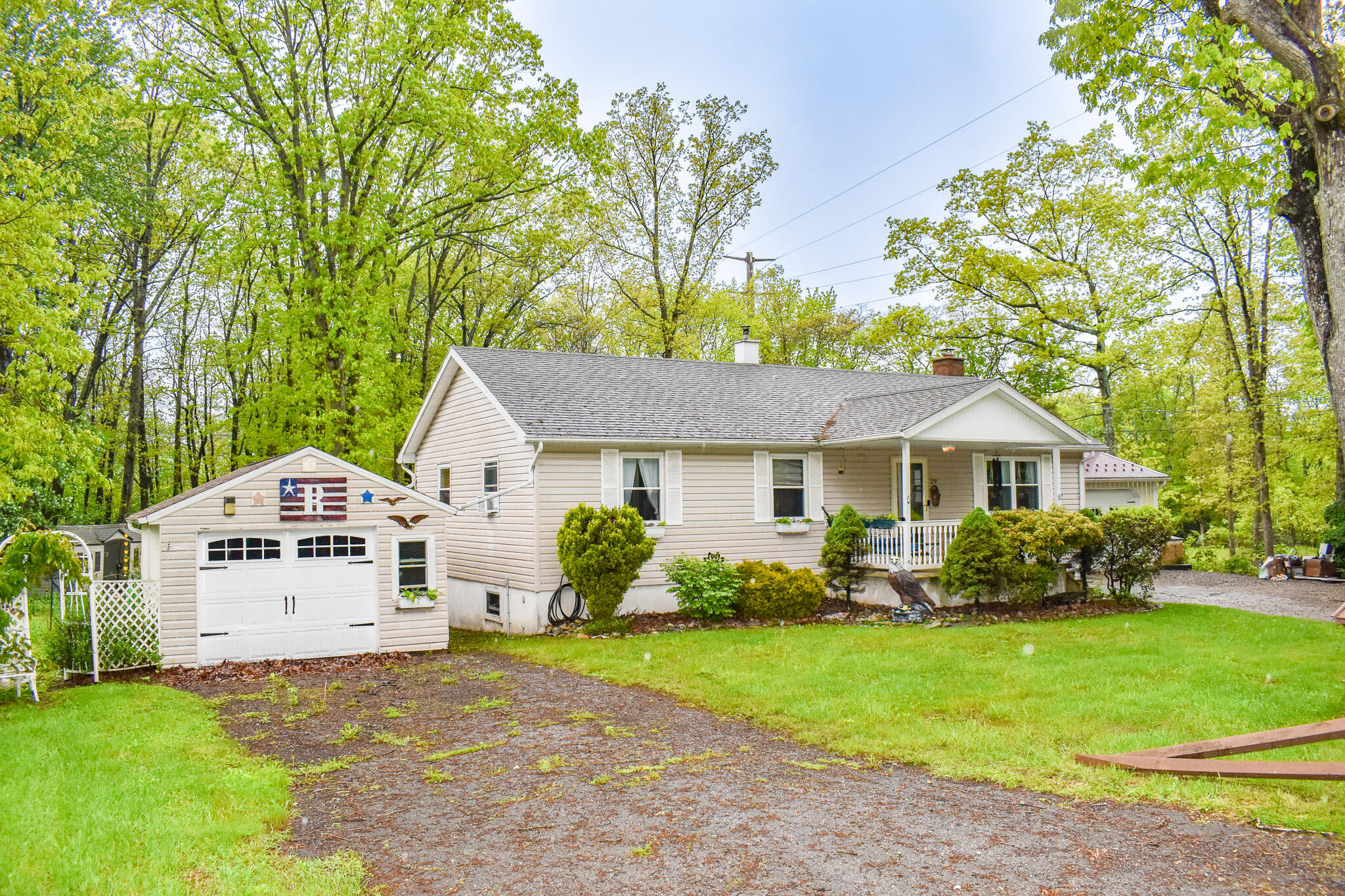 29 Hi Tor E Road Freeland, PA 18224 - Photo 2 of 28 a front view of a house with garden