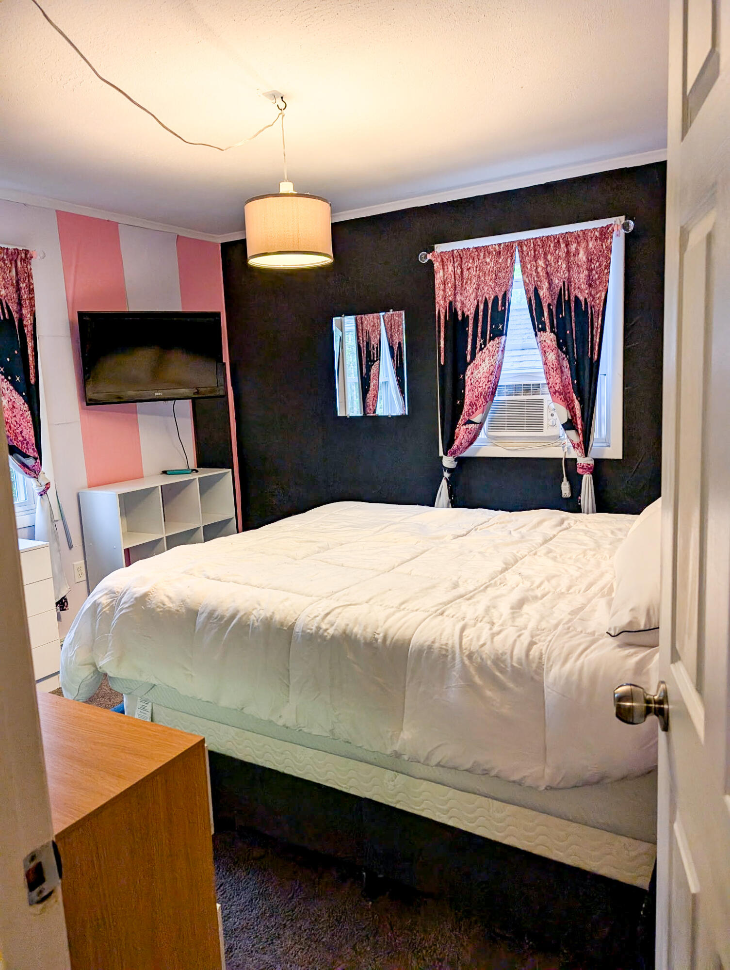 29 Hi Tor E Road Freeland, PA 18224 - Photo 22 of 28 a bed room with a bed and wall painting