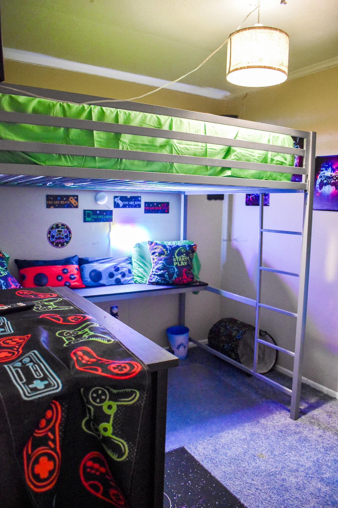 29 Hi Tor E Road Freeland, PA 18224 - Photo 26 of 28 a room with toys and flowers