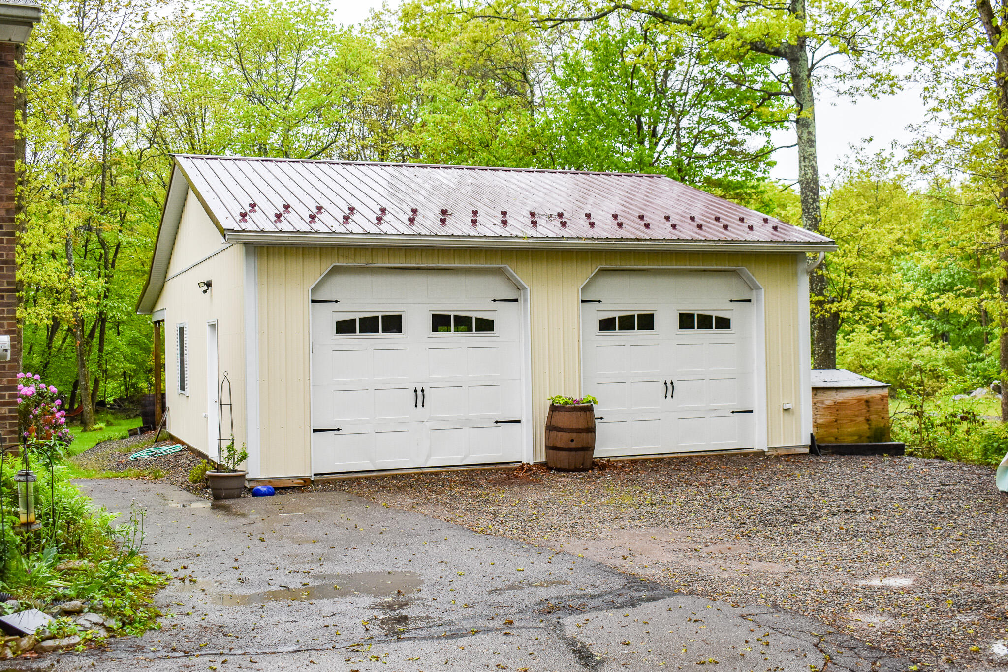 29 Hi Tor E Road Freeland, PA 18224 - Photo 5 of 28 a small white house with a outdoor space